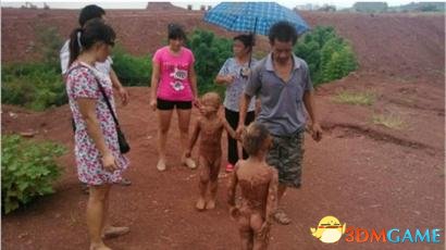 特种兵的料 隐身熊孩子伪装成“泥娃娃”急坏大人