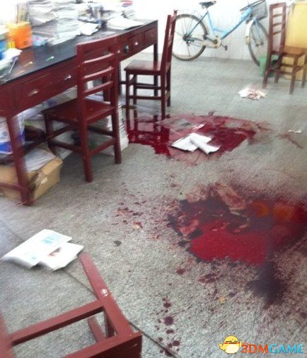 中学生杀老师潜逃已自首 或因高压管理刀捅班主任