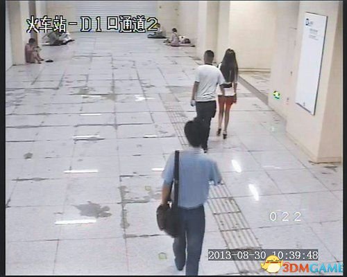 15岁男生地铁站内摸熟女臀部 自称实在是忍不住