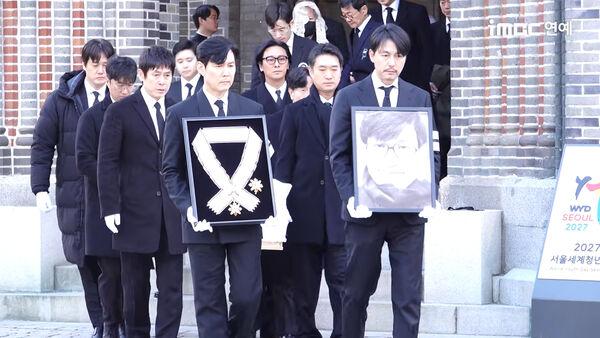 南韓大咖演員齊聚！李政宰、鄭雨盛捧遺照　薛景求、朱智勳抬棺送安聖基最後一程