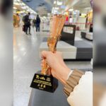 背包「長長的一支」被要求拿出來！女歌手過海關好尷尬　自揭暖心真相：為了保護它