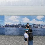 香港雾霾现象严重 内地游客无奈与“假蓝天”合影