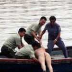 百人围观企业高管全裸跳海 民警救援反被其辱骂