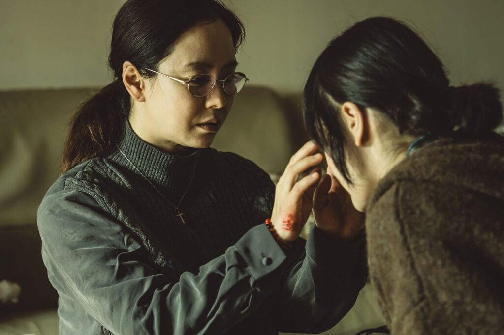 宋智孝素顏戴厚重眼鏡演出快失明母親　為《魔鬼交易》增添神祕氛圍