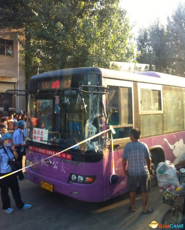 安阳一公交车发生持刀抢劫案 2死13伤嫌疑人在逃