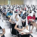 泰国大学防考试作弊出奇招 学生戴奇怪纸帽考试