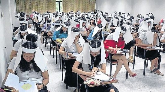 泰国大学防考试作弊出奇招 学生戴奇怪纸帽考试