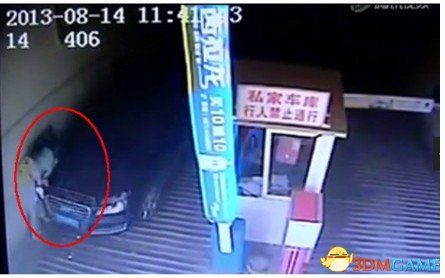 女司机夹死男婴拒下车遭炮轰 缺失最起码的人性