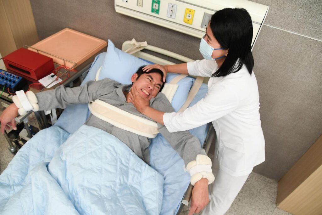 8點檔男神挑戰神經質角色！劇中被五花大綁電療　認有後遺症：像斷電一樣