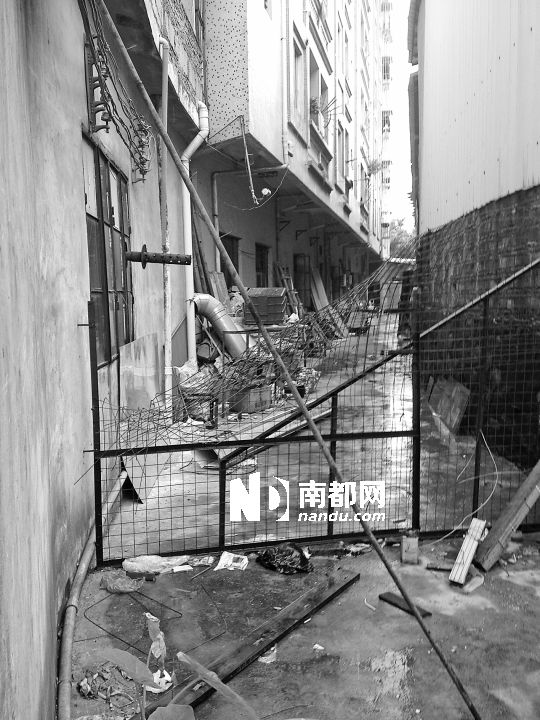 东莞街头百人械斗如大片 刀棍齐上竟然袭警掀车