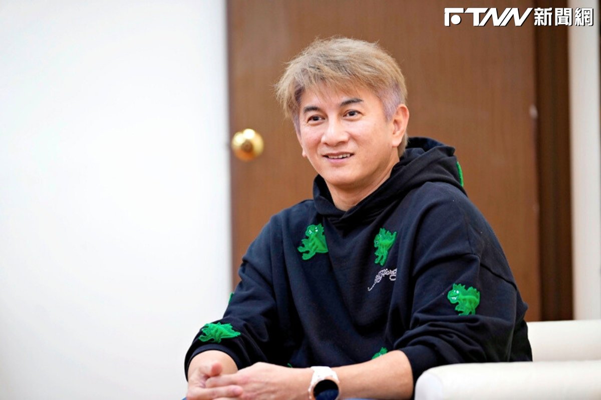 吳奇隆現身輔大領傑出校友獎：美好記憶都在這　被曝「紅遍亞洲」在校沒架子