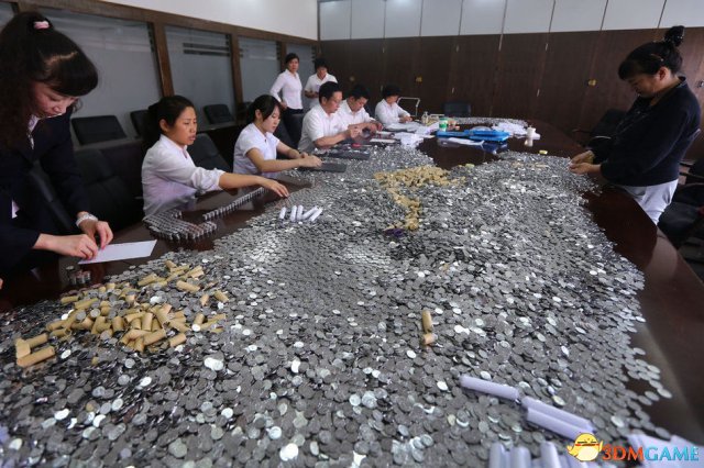 云南女子赢官司获赔10万枚硬币 银行18人都快忙死