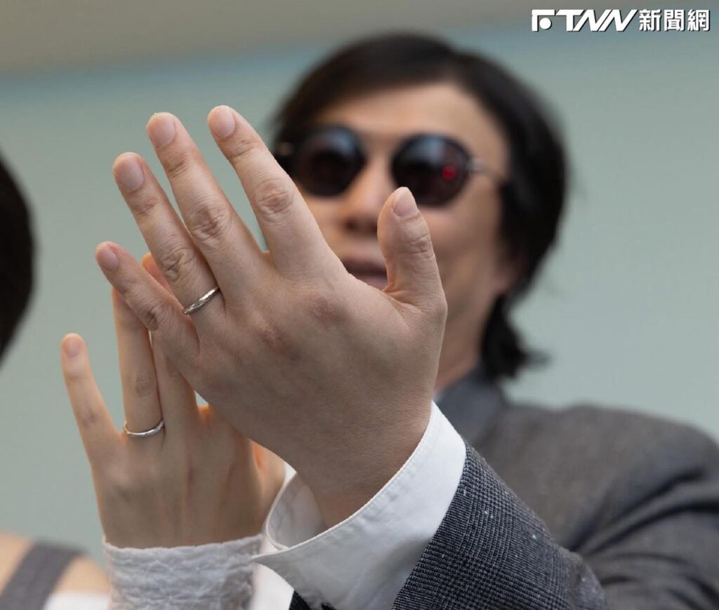 蕭煌奇曬婚戒照宣布結婚了！「今天不開玩笑」　老婆身分曝光