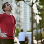 不用繩索徒手攻頂　Netflix《赤手獨攀台北101：直播》24日全球同步公開