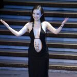 干露露穿高开叉露背裙 为五千块与男粉丝激吻！