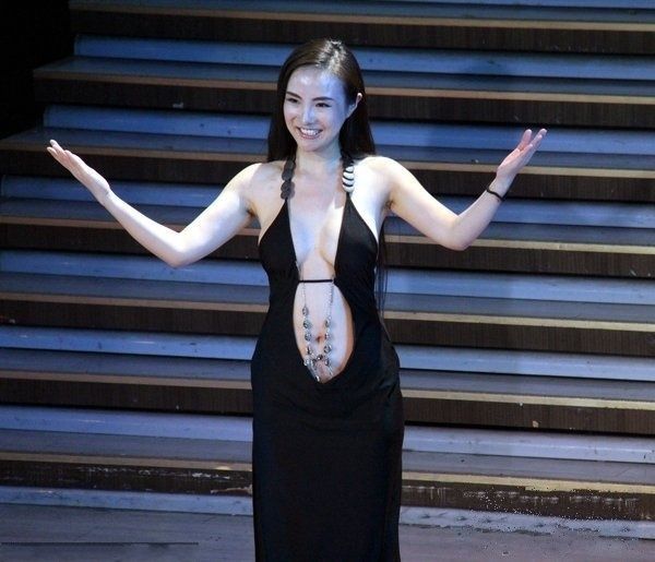 干露露穿高开叉露背裙 为五千块与男粉丝激吻！
